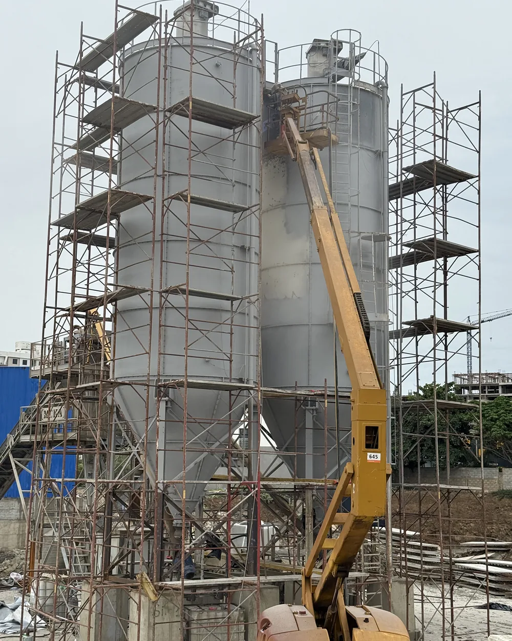 Nacelle articulée et échafaudage autour de silos