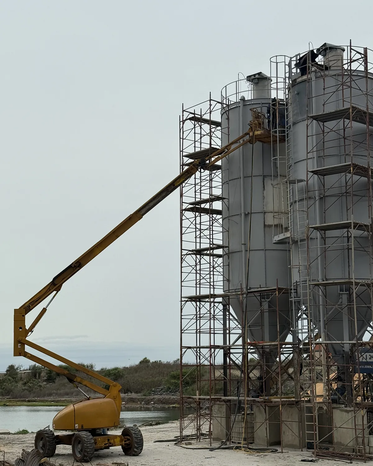Nacelle articulée en intervention sur des silos