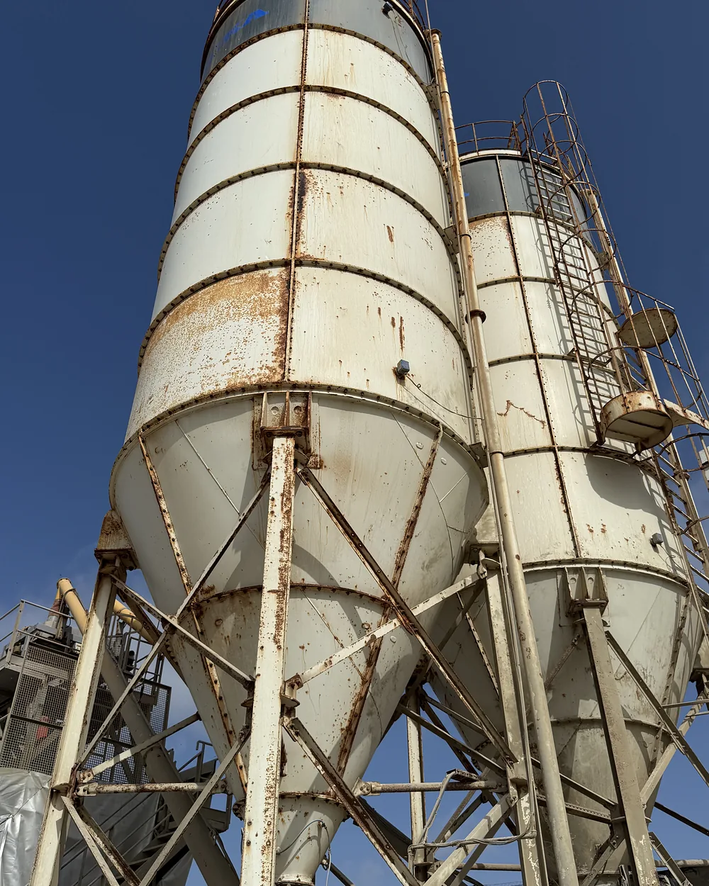 Silos à ciment corrodés avant sablage